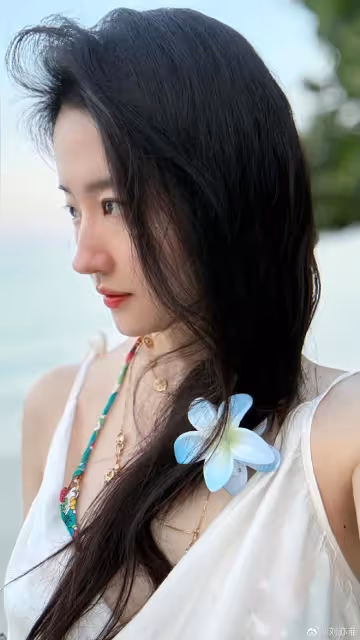 37歲劉亦菲近照絕美了！飄逸長發配白裙清純可人，嫩得像大學生