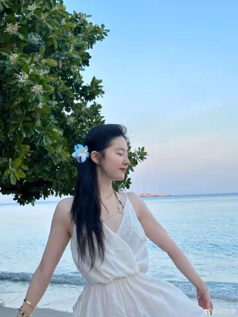 37歲劉亦菲近照絕美了！飄逸長發配白裙清純可人，嫩得像大學生