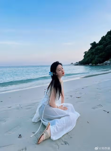 37歲劉亦菲近照絕美了！飄逸長發配白裙清純可人，嫩得像大學生
