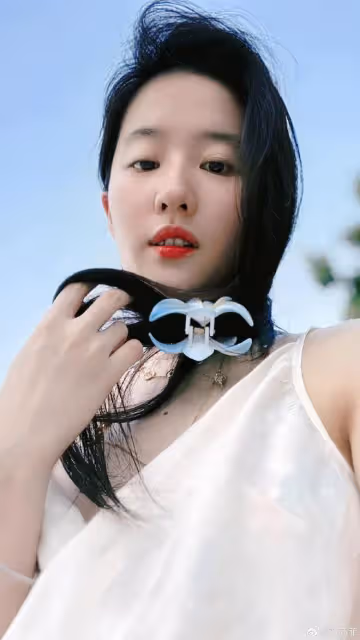 37歲劉亦菲近照絕美了！飄逸長發配白裙清純可人，嫩得像大學生