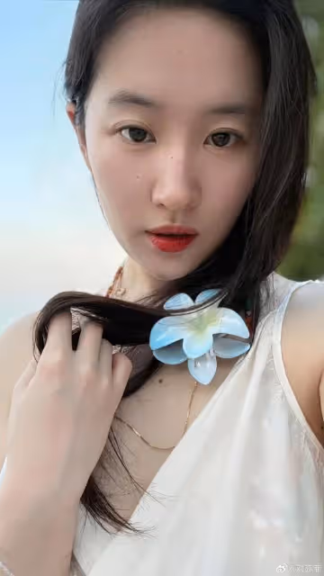 37歲劉亦菲近照絕美了！飄逸長發配白裙清純可人，嫩得像大學生