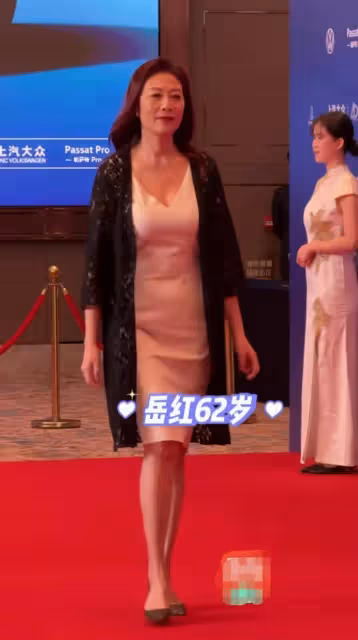 歲月不敗美人,62歲女星岳紅現身參加活動,本人優雅大氣氣質超好