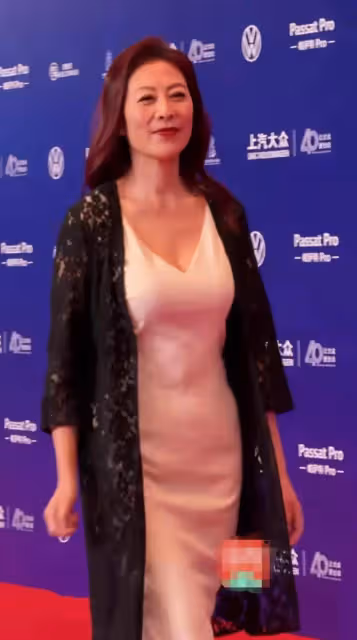 歲月不敗美人,62歲女星岳紅現身參加活動,本人優雅大氣氣質超好