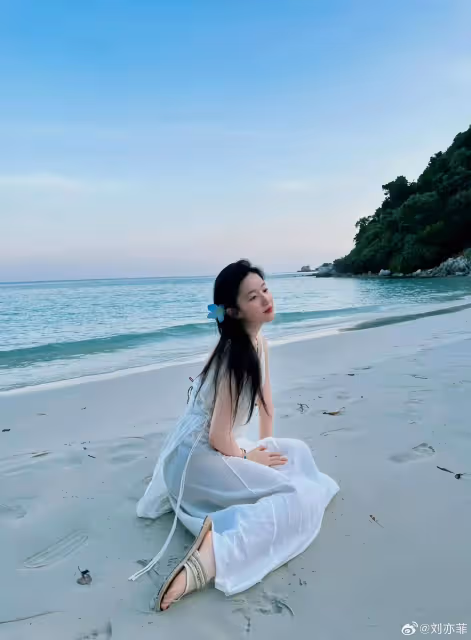 美炸了!劉亦菲曬度假照,深V白色弔帶裙,根本看不夠