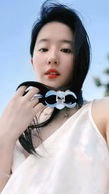 美炸了!劉亦菲曬度假照,深V白色弔帶裙,根本看不夠