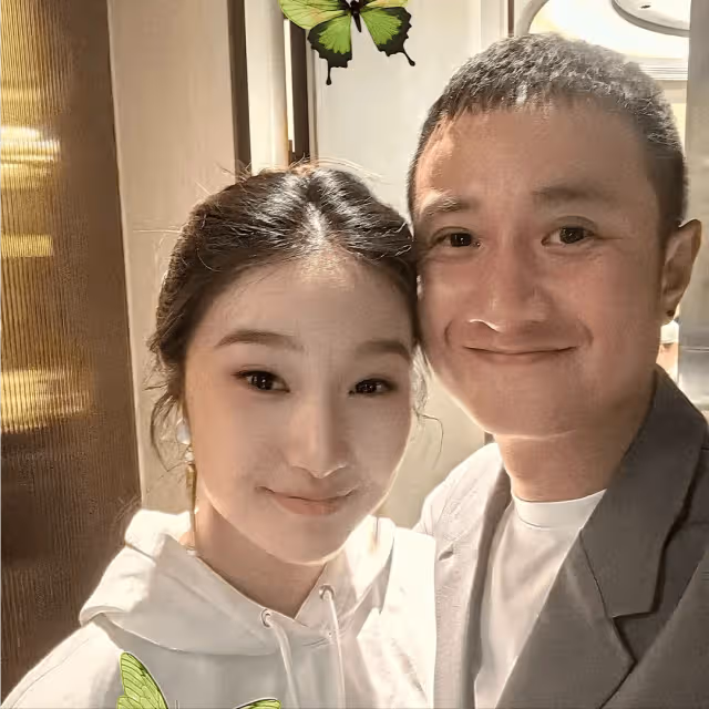 40歲文章近況曝光!帶女友低調聚餐,開200w大G,生活依舊很滋潤