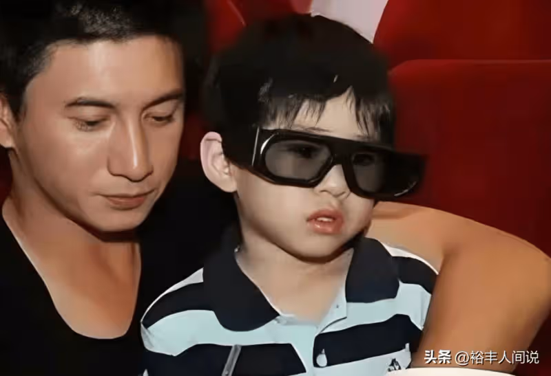吳奇隆帶5歲兒子買冰淇淋!前後買三次獲盛讚,步步模樣好帥氣