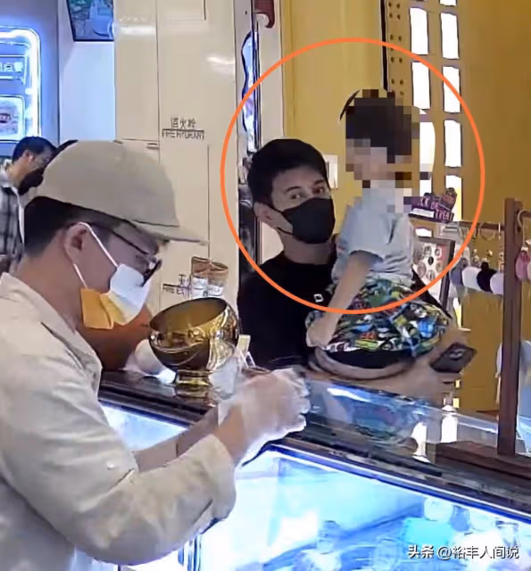 吳奇隆帶5歲兒子買冰淇淋!前後買三次獲盛讚,步步模樣好帥氣