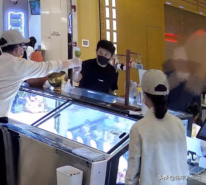 吳奇隆帶5歲兒子買冰淇淋!前後買三次獲盛讚,步步模樣好帥氣