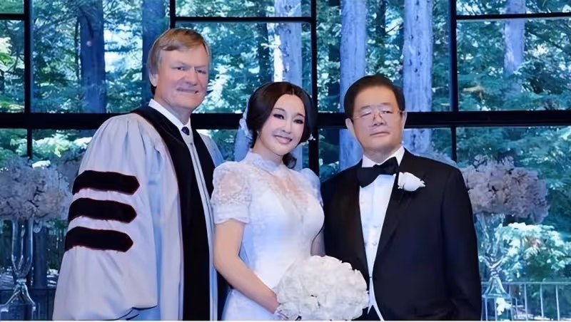 看了劉曉慶近10年的照片,才知道她身材好好,難怪讓前任念念不忘