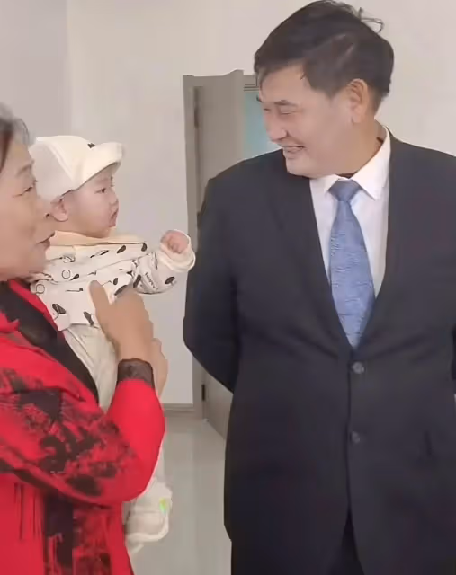 大衣哥夫妻一起看孫子太愜意,大衣哥親自磨面,大衣嫂抱孩子