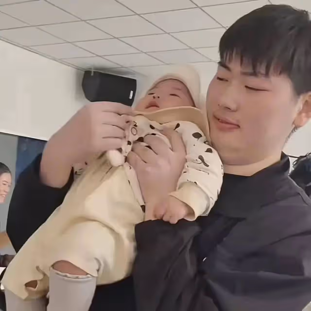 大衣哥夫妻一起看孫子太愜意,大衣哥親自磨面,大衣嫂抱孩子