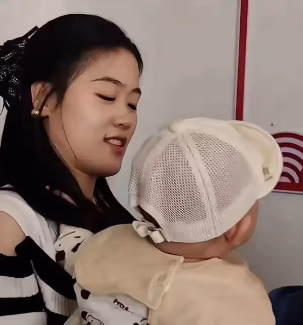 大衣哥夫妻一起看孫子太愜意,大衣哥親自磨面,大衣嫂抱孩子