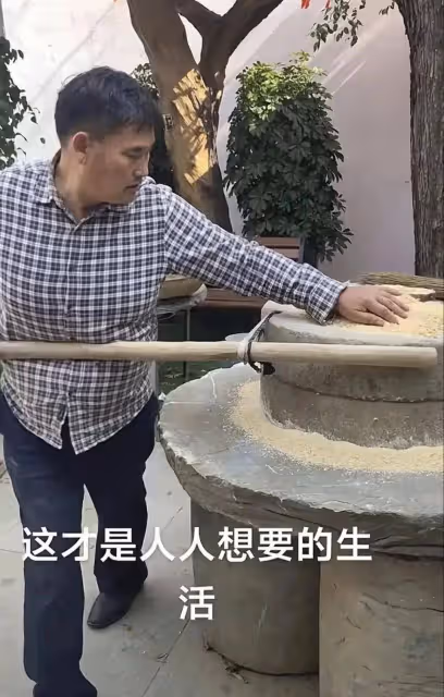 大衣哥夫妻一起看孫子太愜意,大衣哥親自磨面,大衣嫂抱孩子