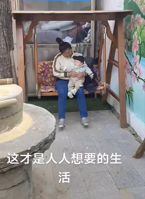 大衣哥夫妻一起看孫子太愜意,大衣哥親自磨面,大衣嫂抱孩子