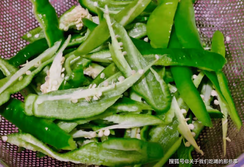 做辣椒炒肉,切記不要直接炒!多做「2步」,香辣十足,超級下飯