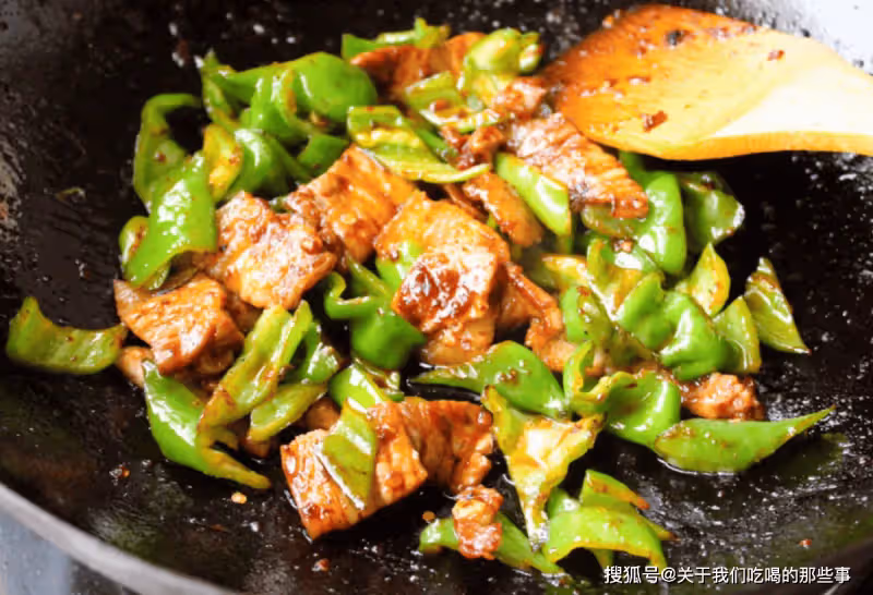做辣椒炒肉,切記不要直接炒!多做「2步」,香辣十足,超級下飯