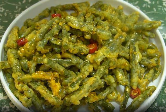 豆角里加點麵粉，不炒也不燉，往大鍋里一倒，上桌就光碟，解饞