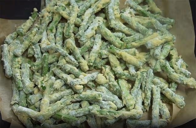 豆角里加點麵粉，不炒也不燉，往大鍋里一倒，上桌就光碟，解饞