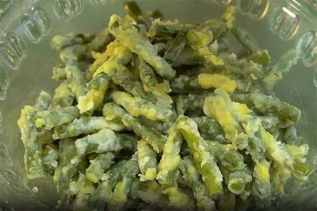 豆角里加點麵粉，不炒也不燉，往大鍋里一倒，上桌就光碟，解饞