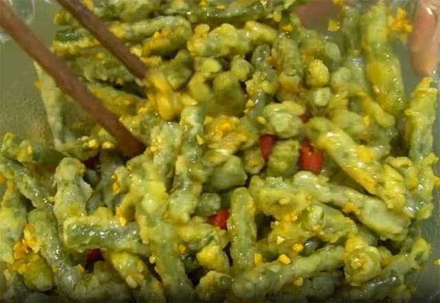豆角里加點麵粉,不炒也不燉,往大鍋里一倒,上桌就光碟,解饞