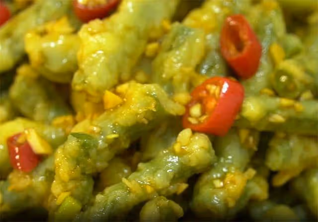豆角里加點麵粉,不炒也不燉,往大鍋里一倒,上桌就光碟,解饞