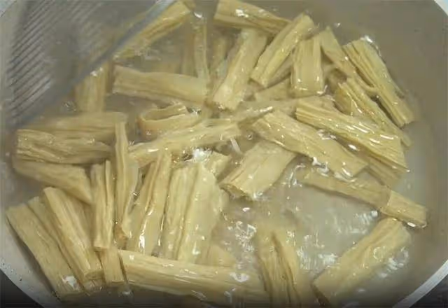 秋天很火的腐竹做法,飯店賣28一盤,在家成本不到4元,拿肉不換