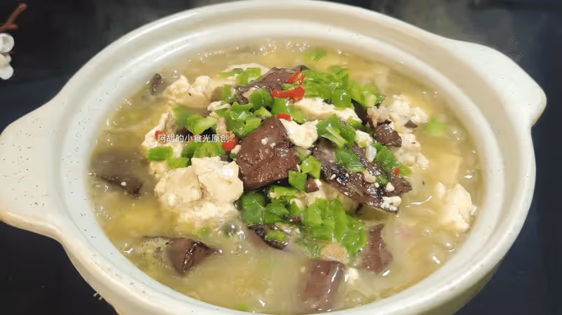 豆腐和它天生一對,比大魚大肉強!簡簡單單燜一鍋,特軟嫩、燙嘴也要搶著吃