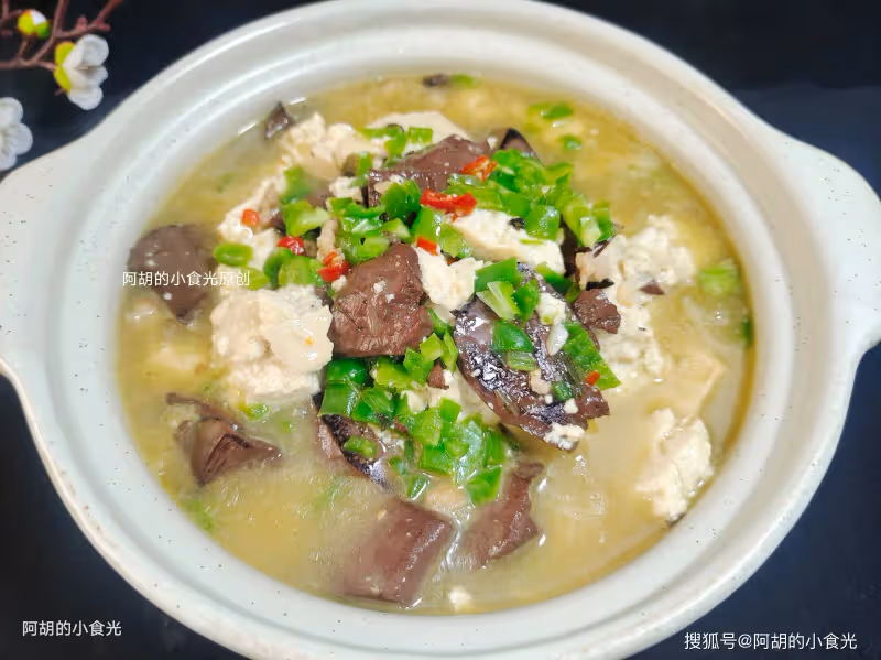 豆腐和它天生一對,比大魚大肉強!簡簡單單燜一鍋,特軟嫩、燙嘴也要搶著吃