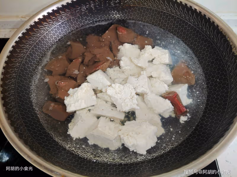 豆腐和它天生一對,比大魚大肉強!簡簡單單燜一鍋,特軟嫩、燙嘴也要搶著吃