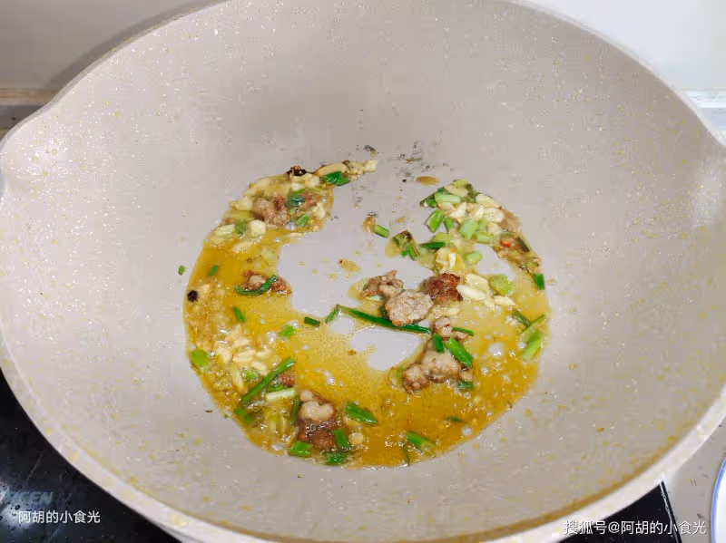 豆腐和它天生一對,比大魚大肉強!簡簡單單燜一鍋,特軟嫩、燙嘴也要搶著吃