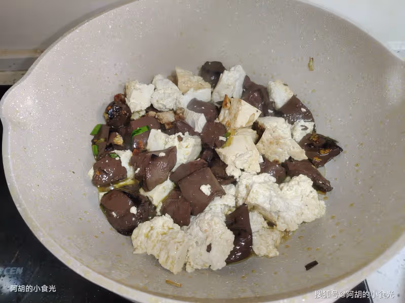 豆腐和它天生一對,比大魚大肉強!簡簡單單燜一鍋,特軟嫩、燙嘴也要搶著吃