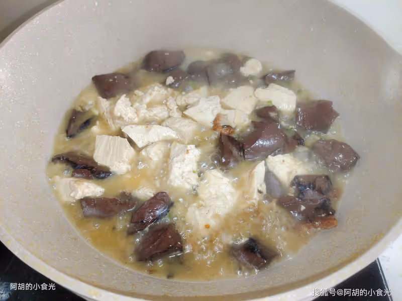 豆腐和它天生一對,比大魚大肉強!簡簡單單燜一鍋,特軟嫩、燙嘴也要搶著吃