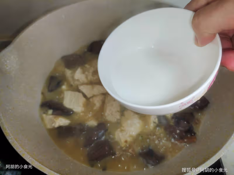 豆腐和它天生一對,比大魚大肉強!簡簡單單燜一鍋,特軟嫩、燙嘴也要搶著吃