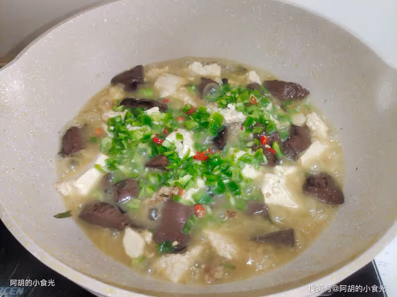 豆腐和它天生一對,比大魚大肉強!簡簡單單燜一鍋,特軟嫩、燙嘴也要搶著吃
