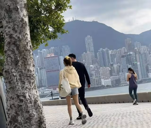 TVB力捧小花疑發展新戀情,與帥氣型男遛狗,不時有親密舉動