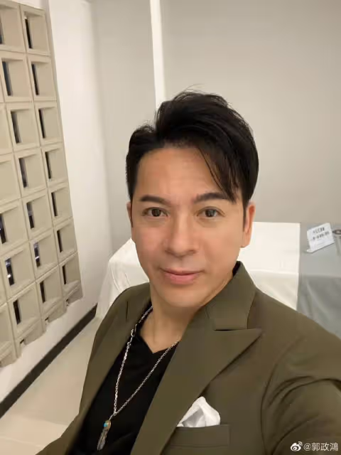 59歲TVB前知名男星到泰國受封,獲親王親自招待,被贊凍齡有術