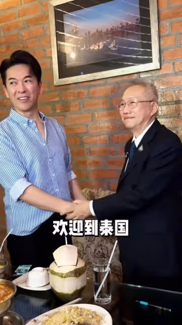 59歲TVB前知名男星到泰國受封,獲親王親自招待,被贊凍齡有術