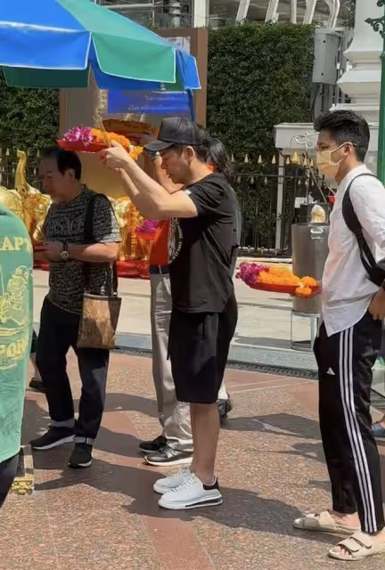 59歲TVB前知名男星到泰國受封,獲親王親自招待,被贊凍齡有術