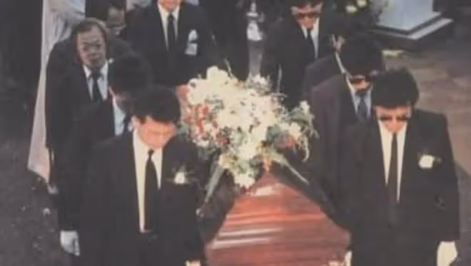 62歲港星湯鎮業風光嫁女,可26歲為他自殺的翁美玲,卻再也回不來