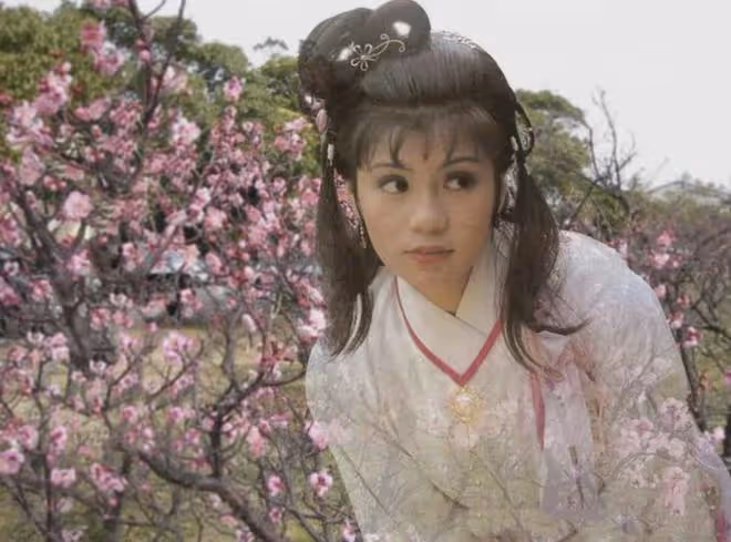 62歲港星湯鎮業風光嫁女,可26歲為他自殺的翁美玲,卻再也回不來