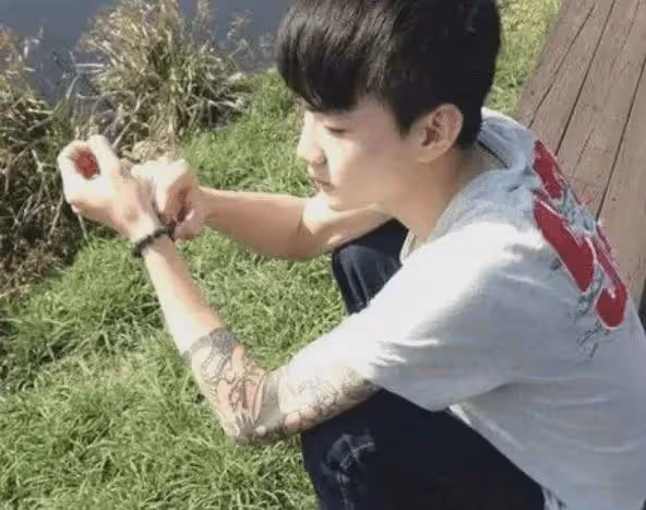 8歲成名,13歲提名金鐘獎,21歲被通緝,如今29歲的他怎樣了?