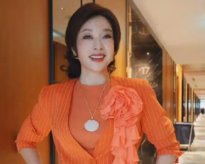 四段婚姻,同時交往8個小男友,74歲劉曉慶感情比她的戲還精彩