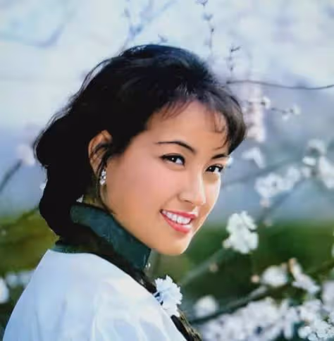 四段婚姻,同時交往8個小男友,74歲劉曉慶感情比她的戲還精彩