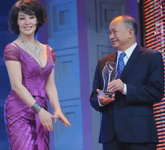 四段婚姻,同時交往8個小男友,74歲劉曉慶感情比她的戲還精彩