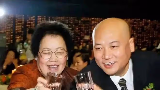 遲重瑞:「嫁給」女首富35年,原被說三道四,如今成為模範愛情!