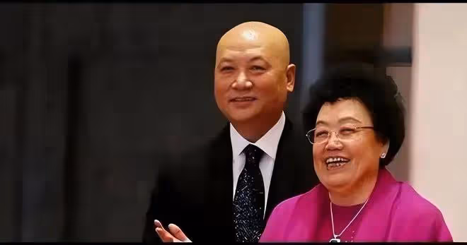 遲重瑞:「嫁給」女首富35年,原被說三道四,如今成為模範愛情!