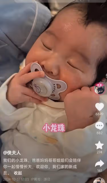 張紀中老婆曬四胎女兒,小龍珠出生10天長得胖嘟嘟,越來越像爸爸