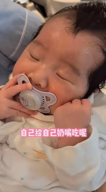 張紀中老婆曬四胎女兒,小龍珠出生10天長得胖嘟嘟,越來越像爸爸