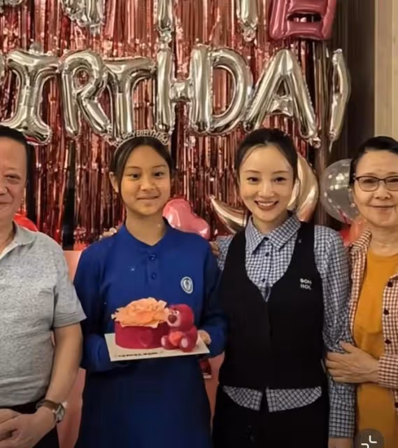 李小璐母女旗袍寫真曝光,12歲甜馨氣質超絕,母女同款高顏值搶鏡
